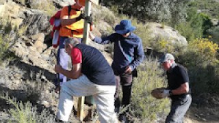 Col.locació cartells camí trago - presa de canelles