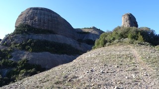 Aparcament de la font de la Guineu (km 18,5 de la BV-1221), font del Forat, balma i Roques de la Coca, el Montcau, Coll d'Eres i font de la Guineu