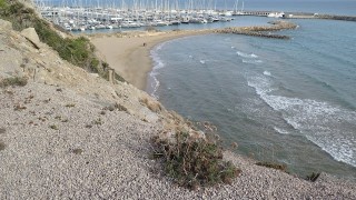 Cala Ginesta sector central, vies Carlos Javier Palominos i Miquel Zabalza. Calcari treballós sobre el mar.