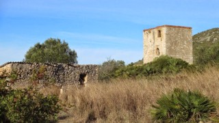Travessant el massís del Garraf, entre Sitges i Castelldefels.