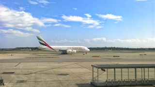 El A380 de Emirates en el Aeropuerto de Barcelona El Prat