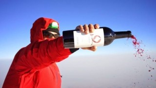 El rècord mundial en llançament de vi, al Mont Ararat de 5.137 metres
