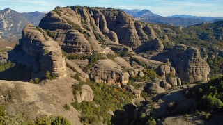 Agulla del Corb (956 m), Roca del Corb (995 m) y Sant Honorat (1.061 m), entre trogloditas y acantilados