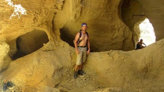 Tubificación, cuevas y geoformas en la Bardena Blanca