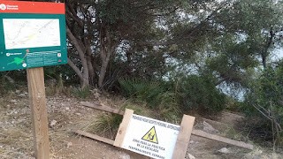 Prohibició d'escalada al Pas de la Mala Dona ( Garraf ).